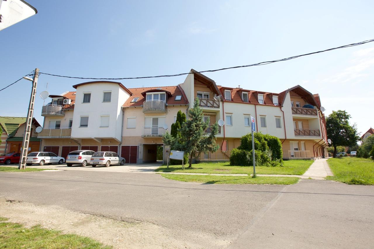 Zoli Apartmanok-Anita Koelcsey 34-36 Hajduszoboszlo Exterior photo